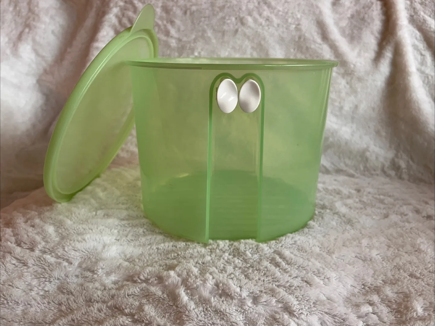 Vintage Tupperware Fridgesmart Lettuce Keeper - Green image indicator(3)