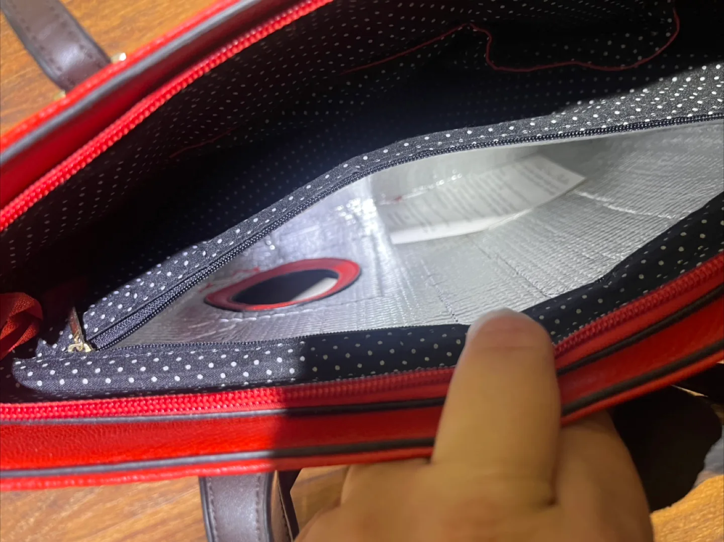 Red Wine Dispensing Tote Bag image indicator(5)