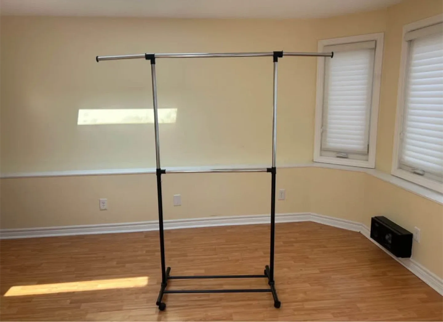 Adjustable Double Rod Clothing Rack image indicator(2)