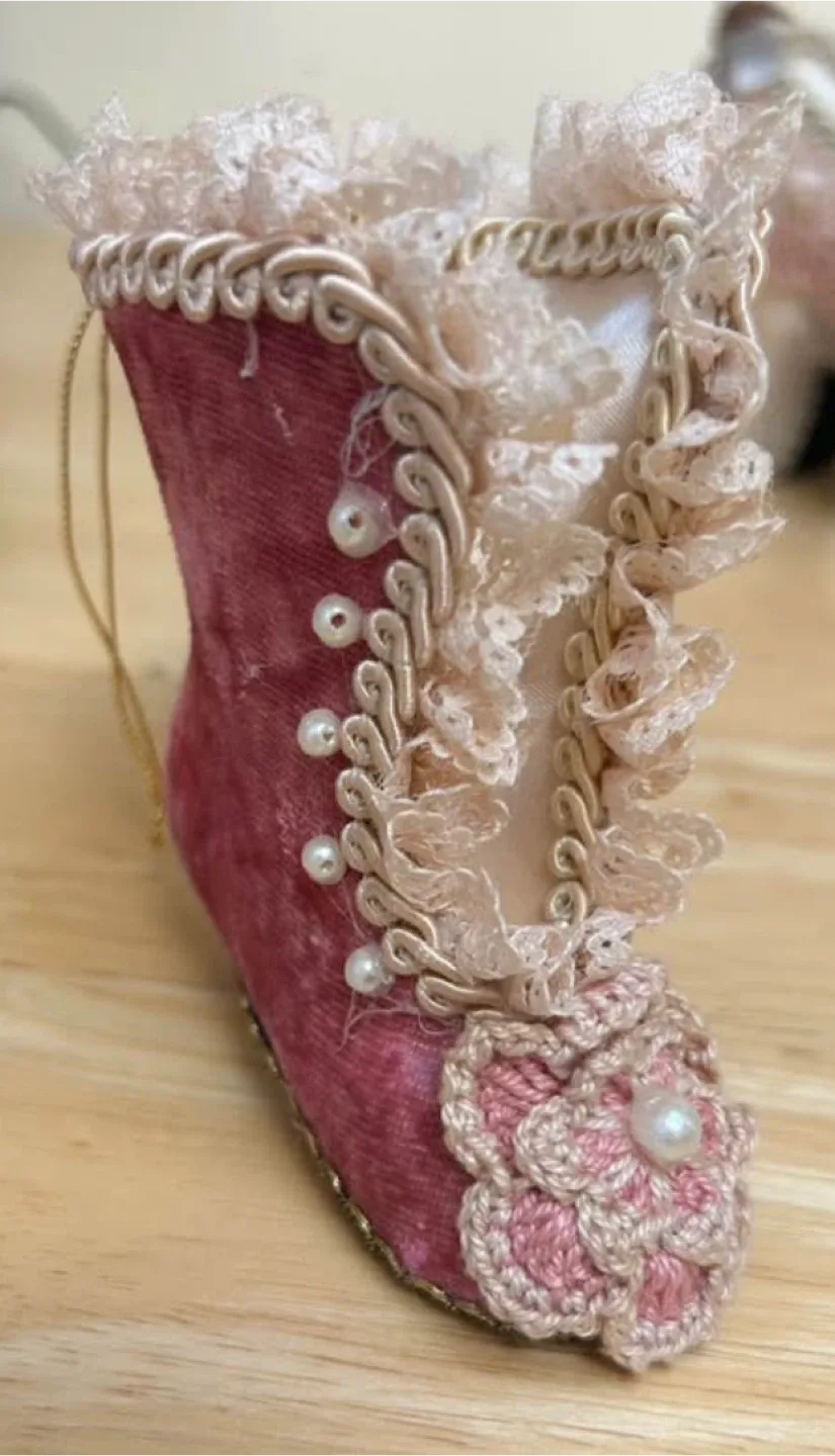 Decorative shoes and hats by Wayne Kleski image indicator(4)