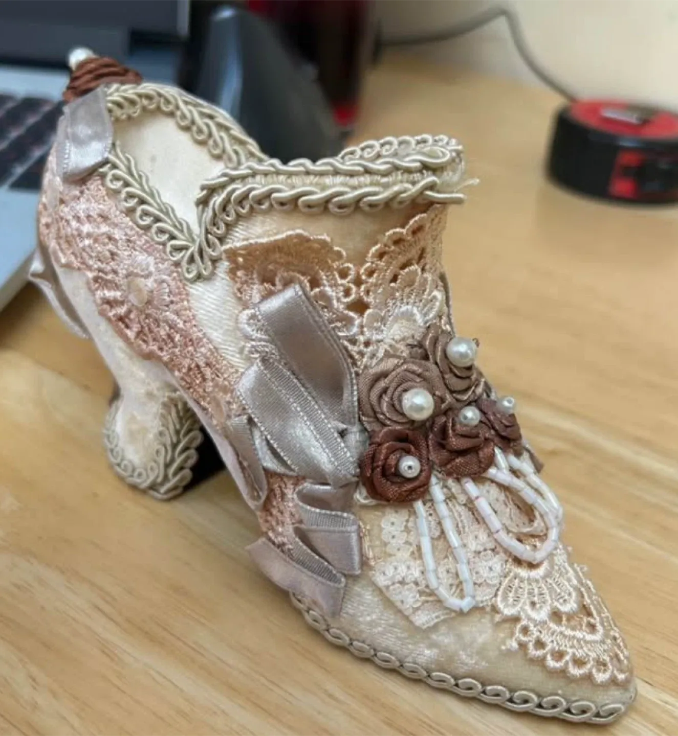 Decorative shoes and hats by Wayne Kleski image indicator(6)