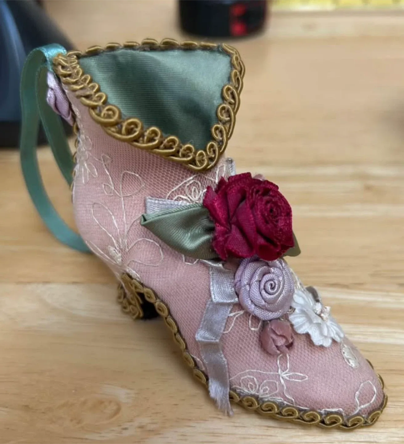 Decorative shoes and hats by Wayne Kleski image indicator(5)