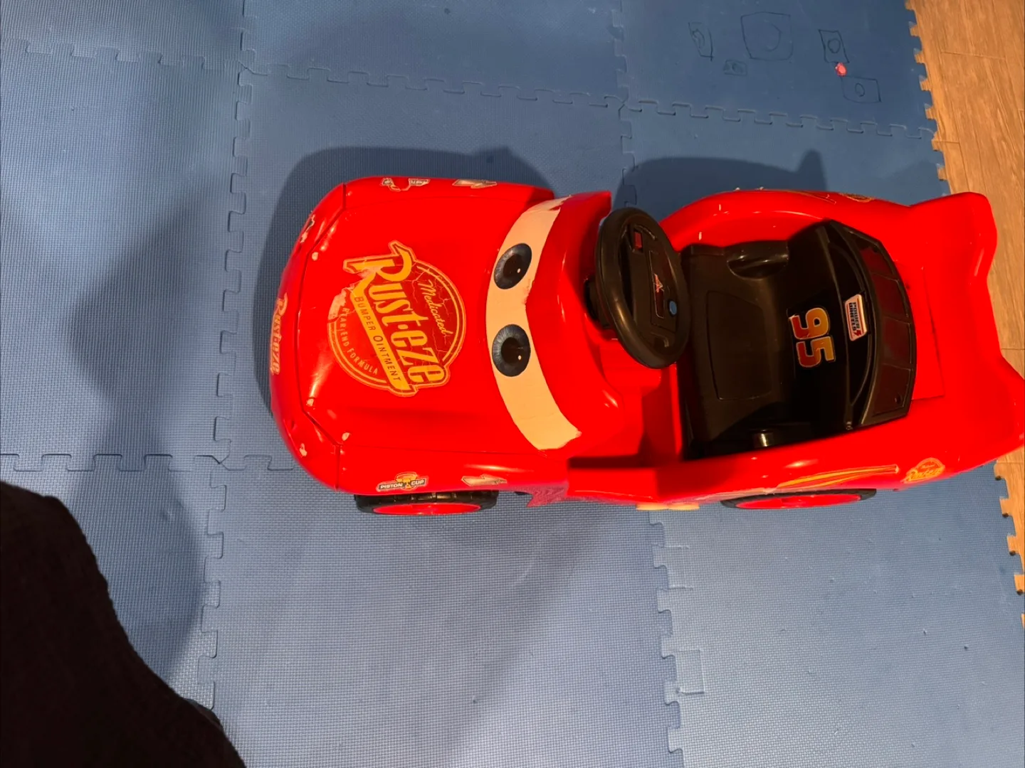 Disney Pixar Cars Lightning McQueen Ride-On thumbnail
