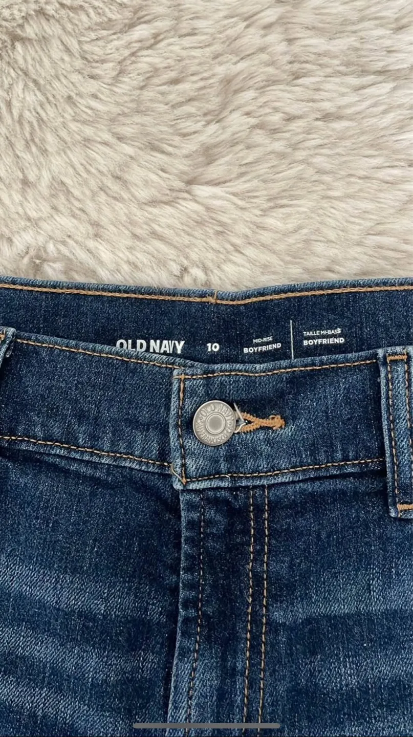 Old Navy Mid-Rise Boyfriend Denim Shorts image indicator(3)