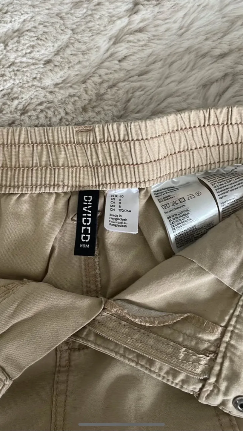 H&M Divided Beige Cargo Pants - Size 8 image indicator(3)