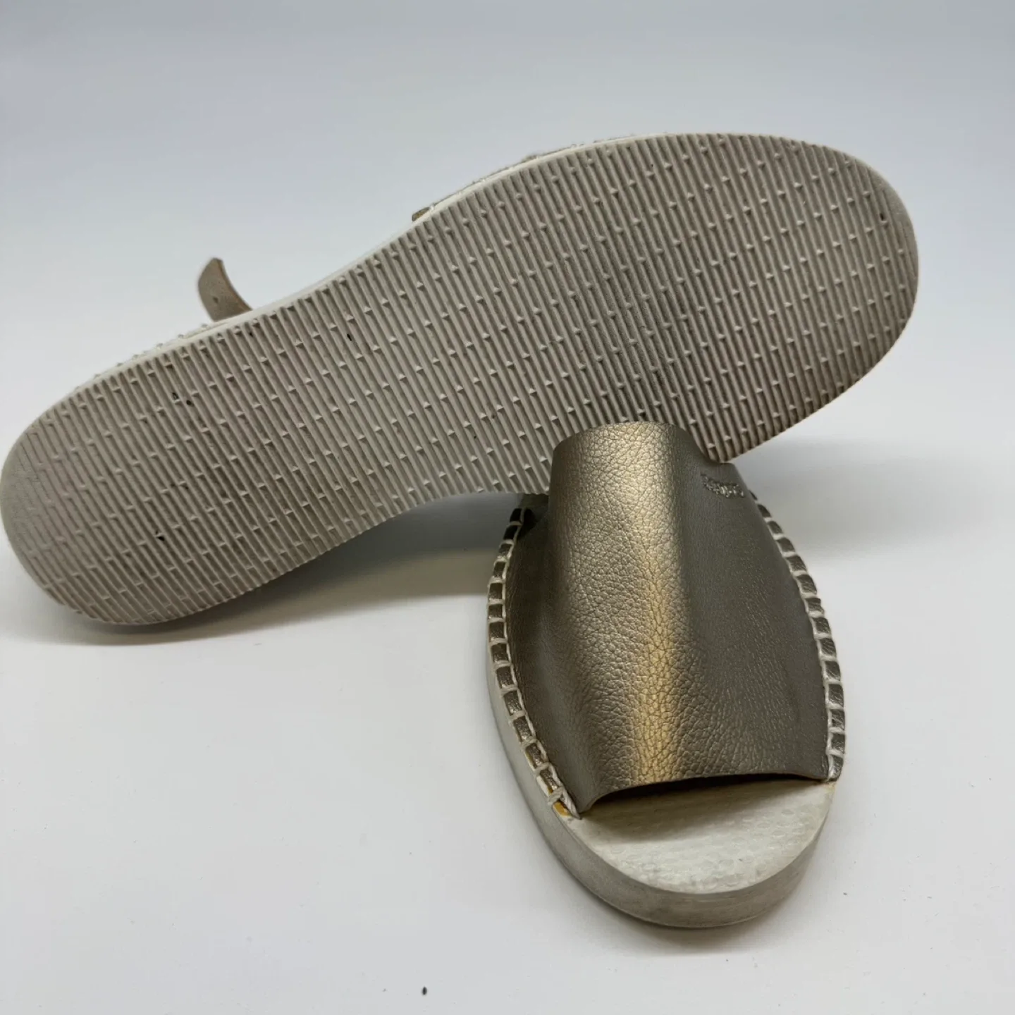 Havaianas Women’s Metallic Gold Sandals – Size 8 US / 39 EU image indicator(6)