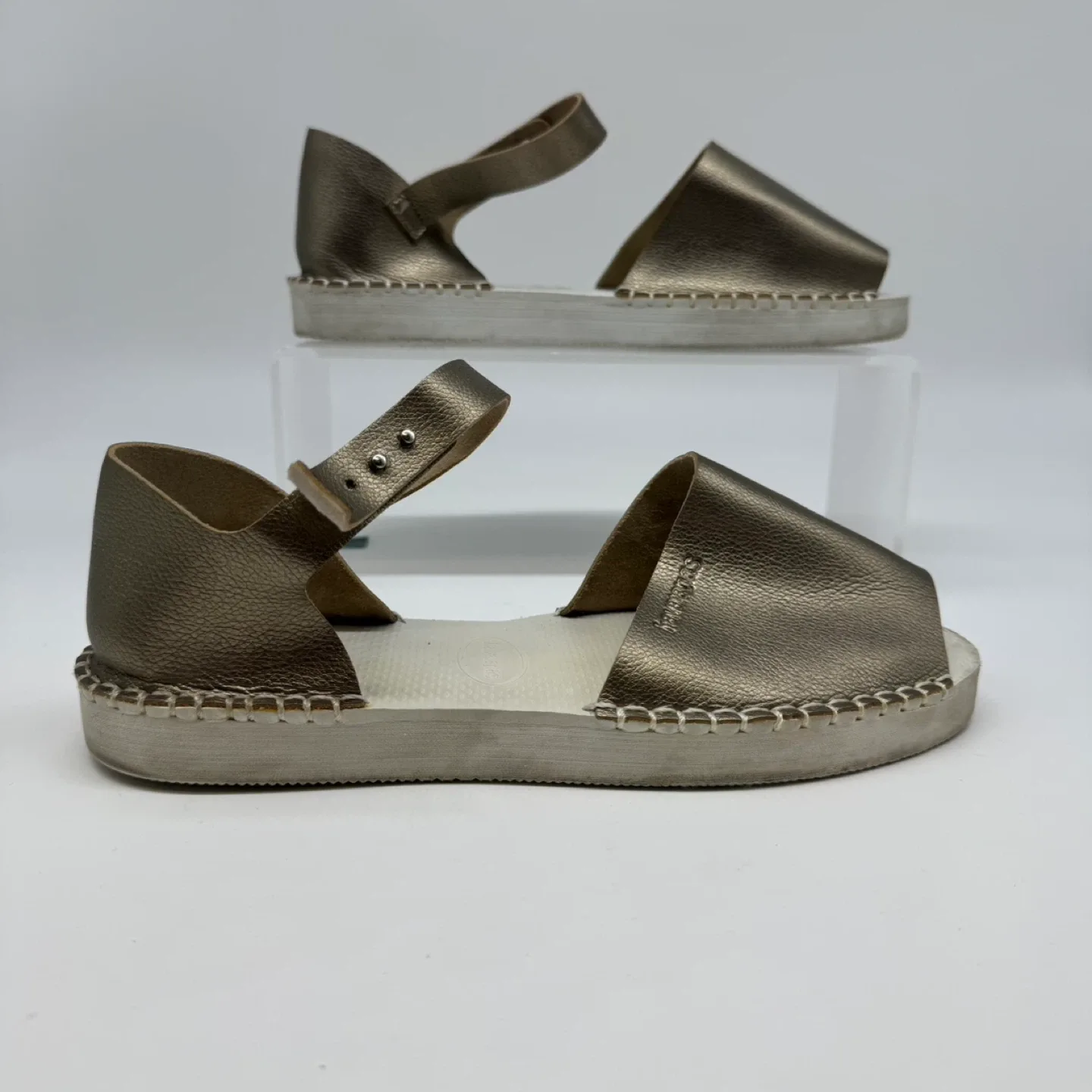 Havaianas Women’s Metallic Gold Sandals – Size 8 US / 39 EU image indicator(4)