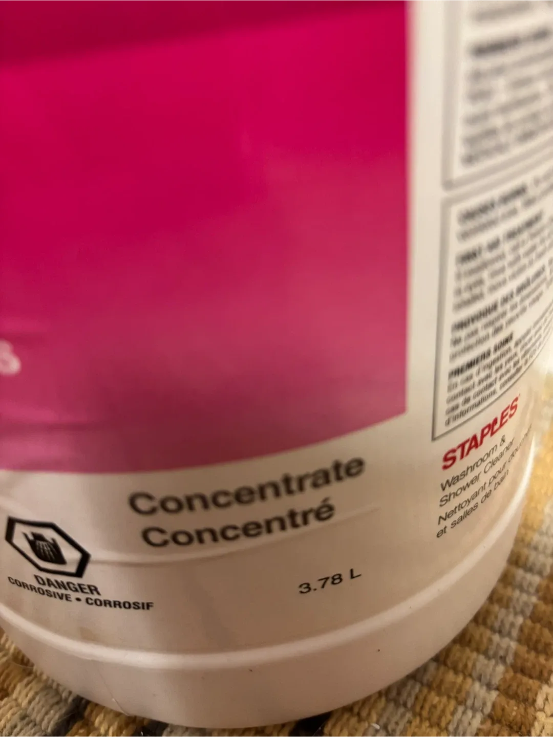 Staples Washroom & Shower Cleaner - 3.78 L image indicator(2)