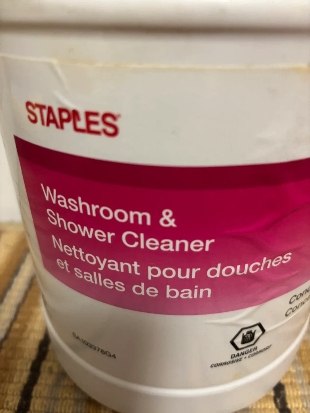 Staples Washroom & Shower Cleaner - 3.78 L image indicator(3)