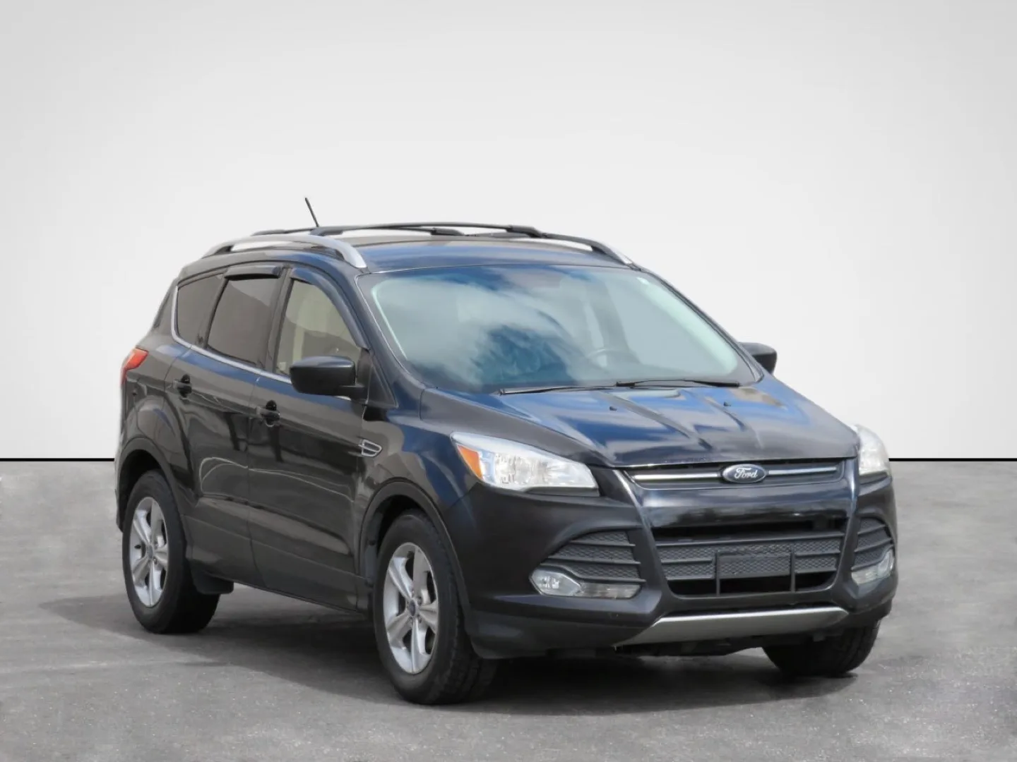 Black Ford Escape SE SUV image indicator(2)