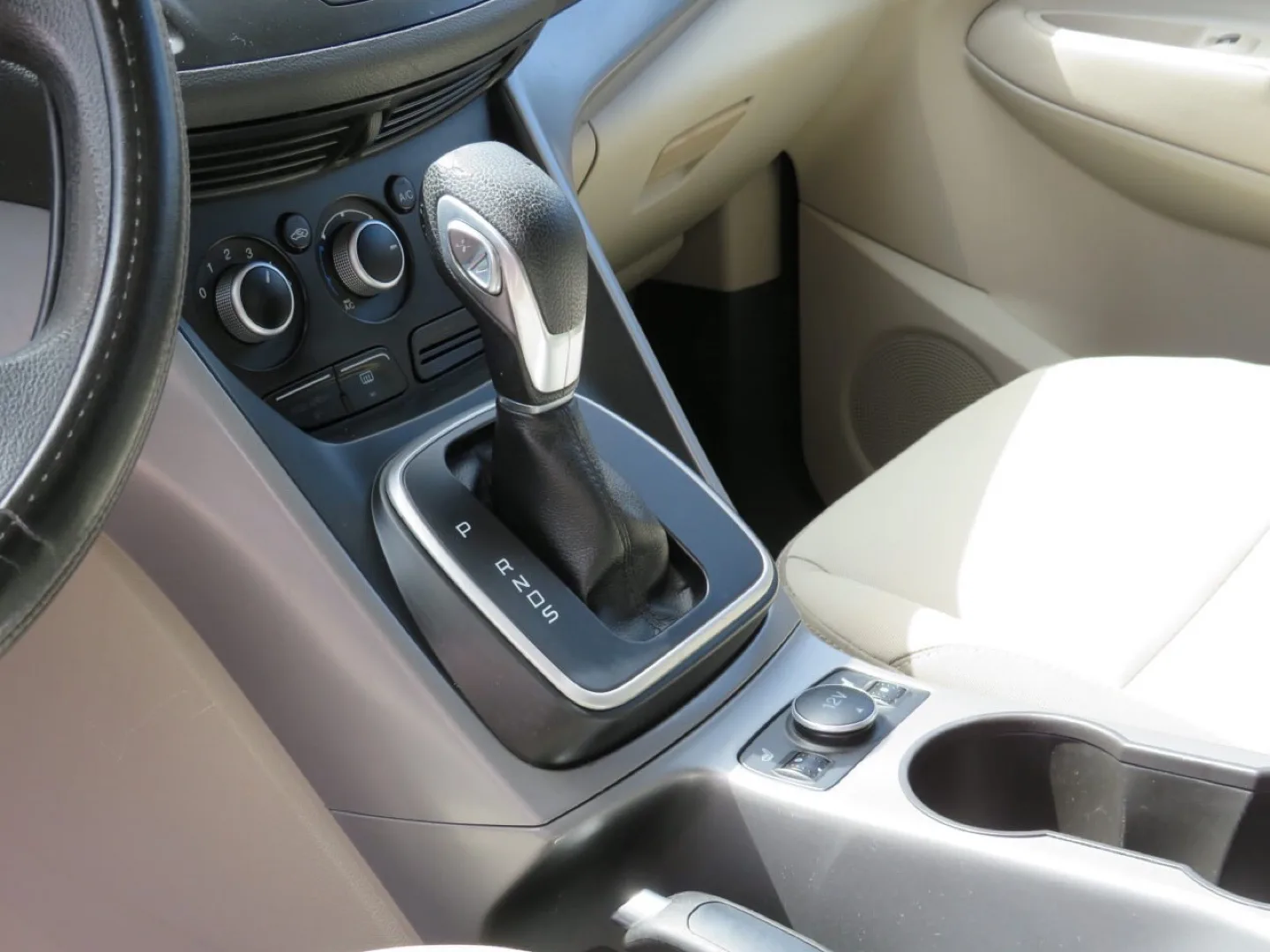 Black Ford Escape SE SUV image indicator(10)