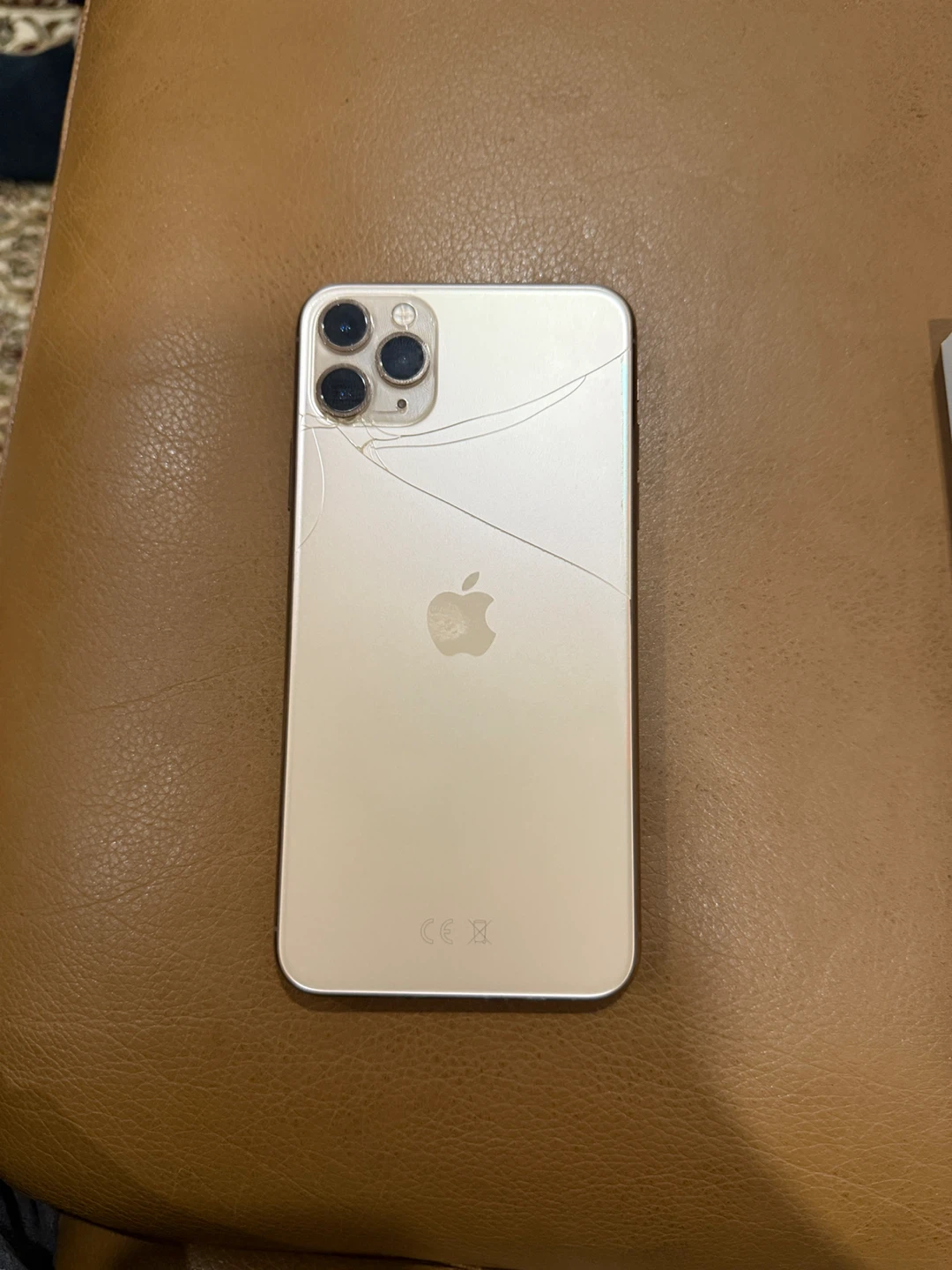 Cracked iPhone 11 Pro - photo 4