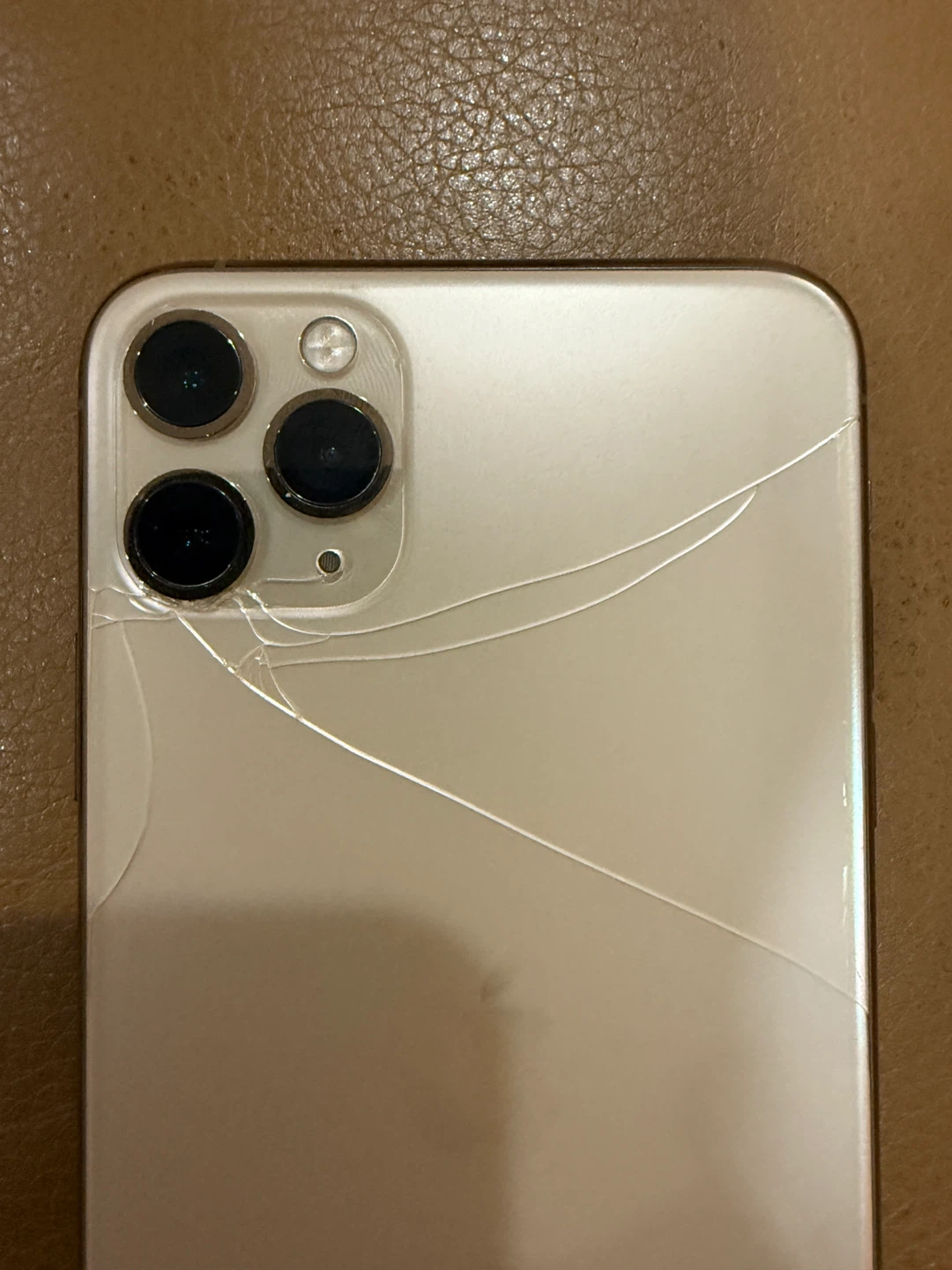 Cracked iPhone 11 Pro - photo 3