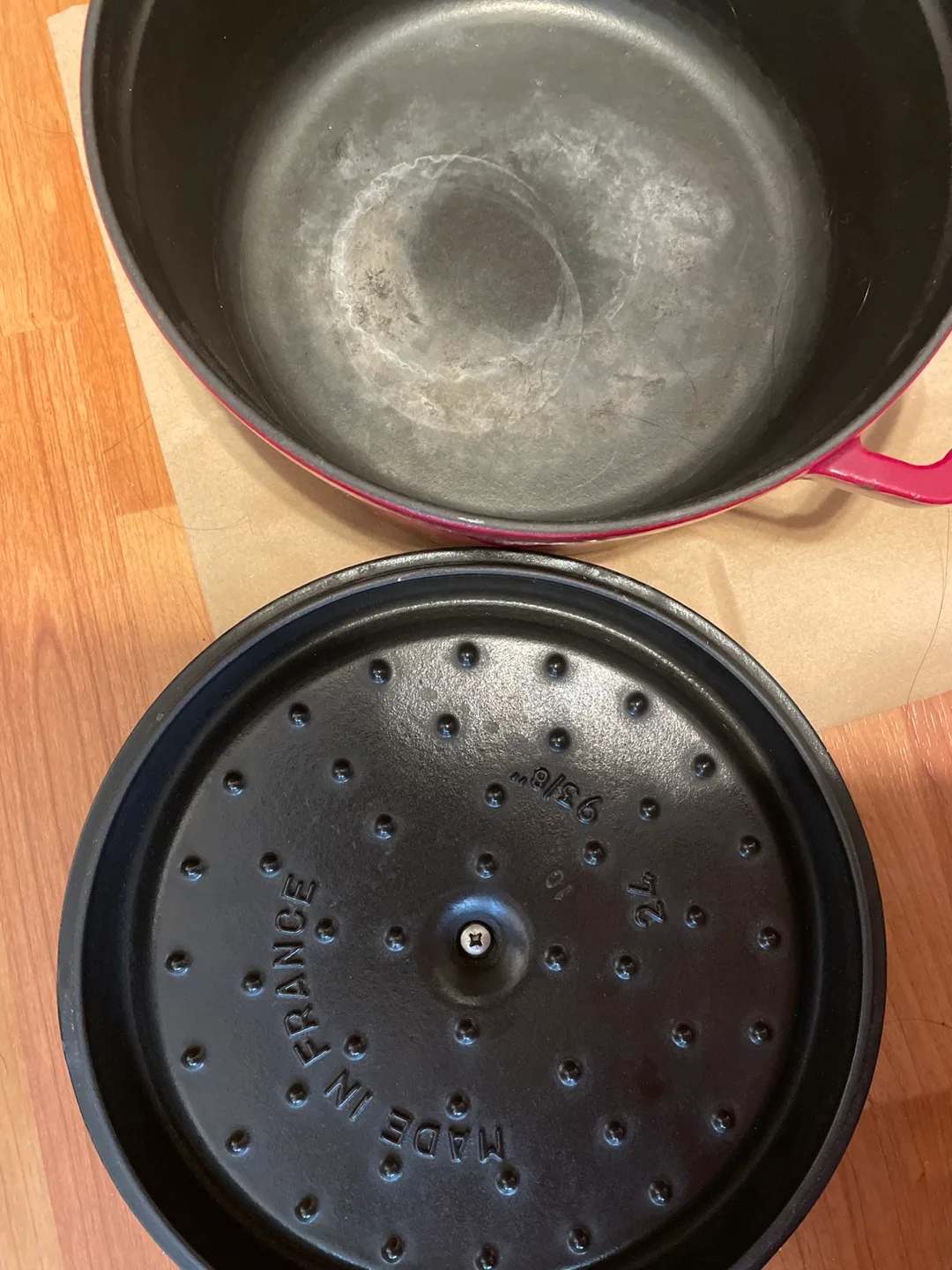 Staub 3.75 L Cast Iron Round Cocotte - Bordeaux image indicator(5)