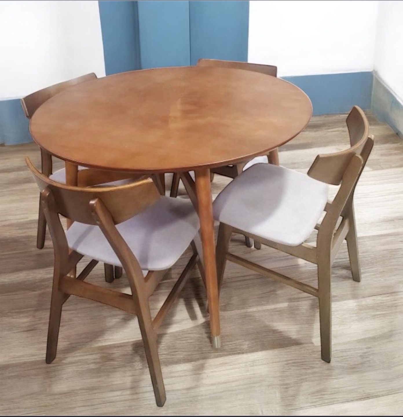 New 5 Piece Mid Century Modern Round Kitchen or Dining Set
