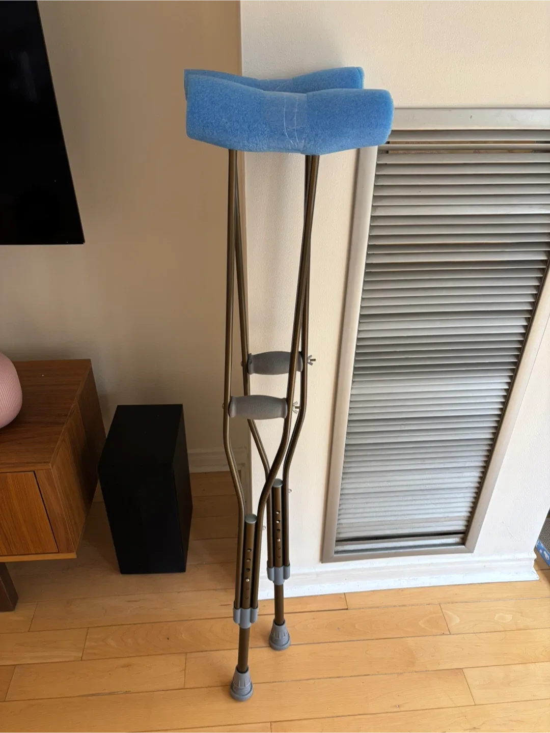 Adjustable Adult Crutches image indicator(2)