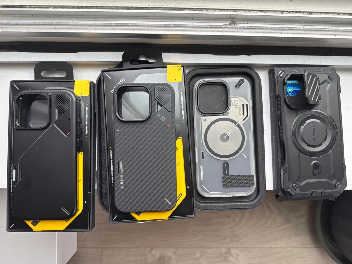 iPhone 16 Pro Cases: Aulumu & SUPCASE image indicator(2)