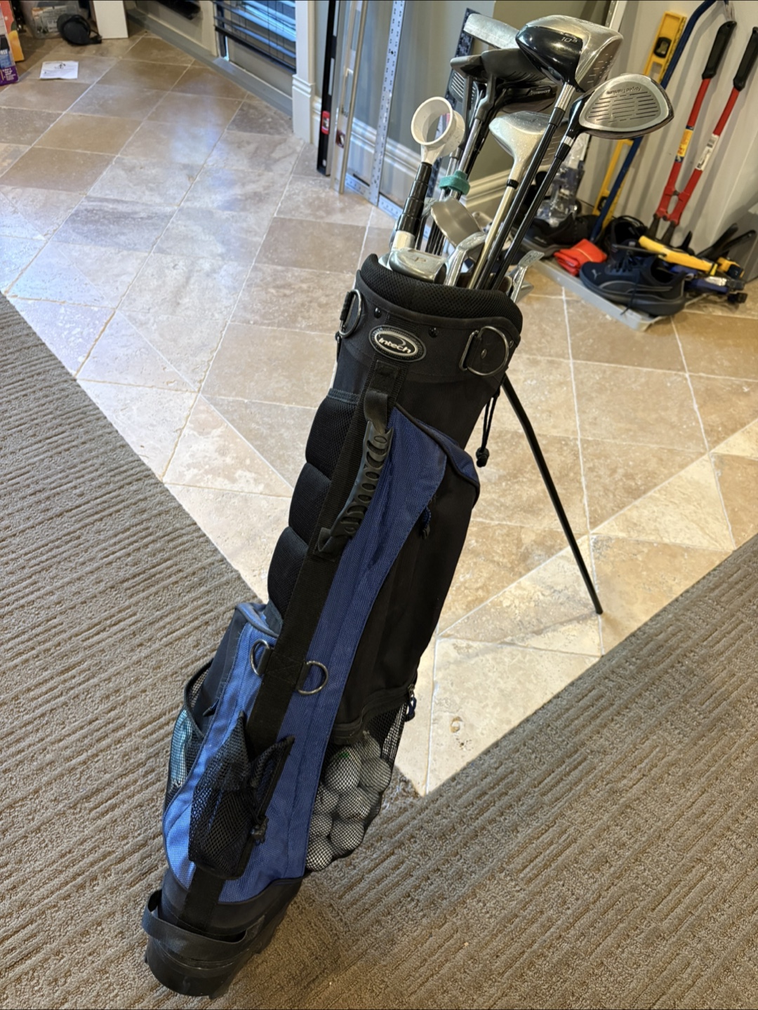 Golf bag with clubs