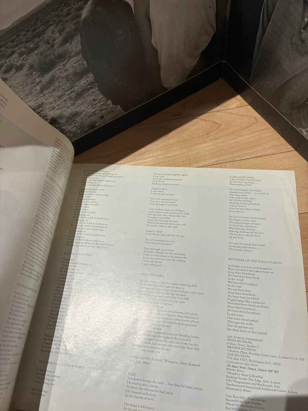 U2 The Joshua Tree Vinyl Record image indicator(3)