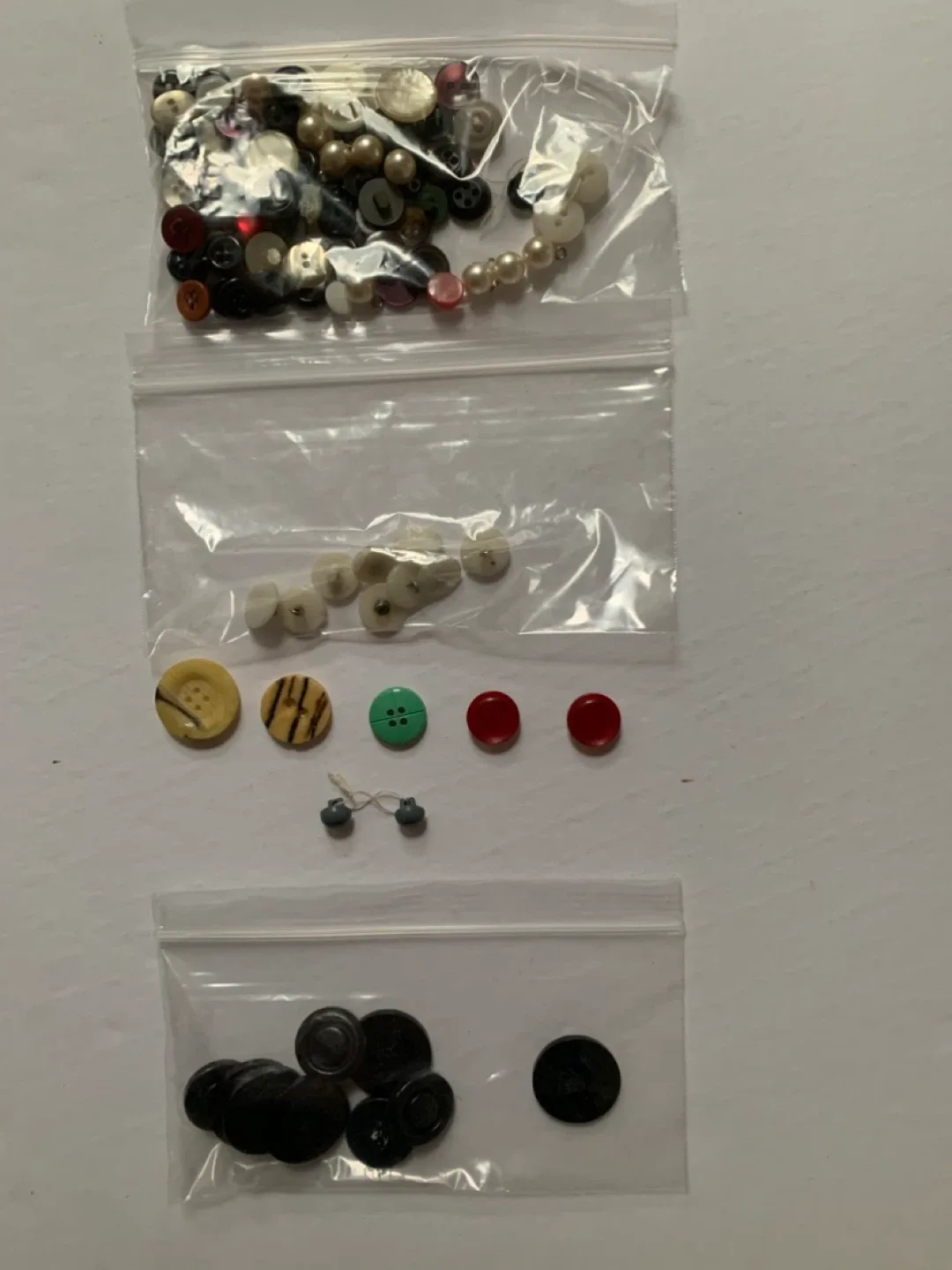 Vintage Buttons in Decorative Tin image indicator(4)