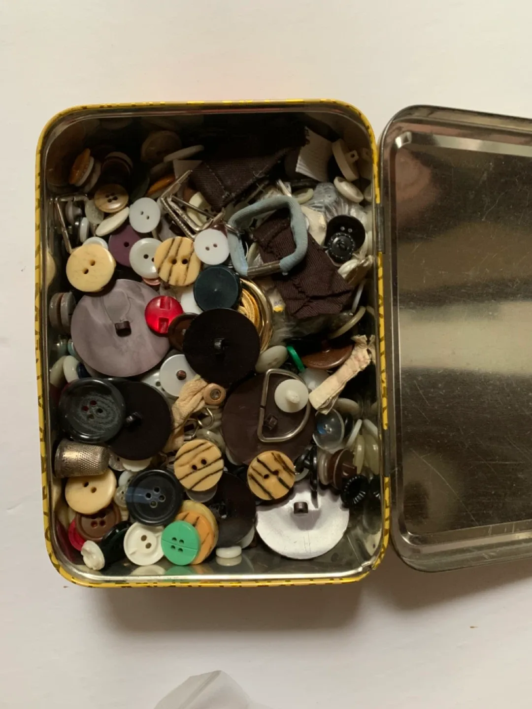 Vintage Buttons in Decorative Tin image indicator(3)