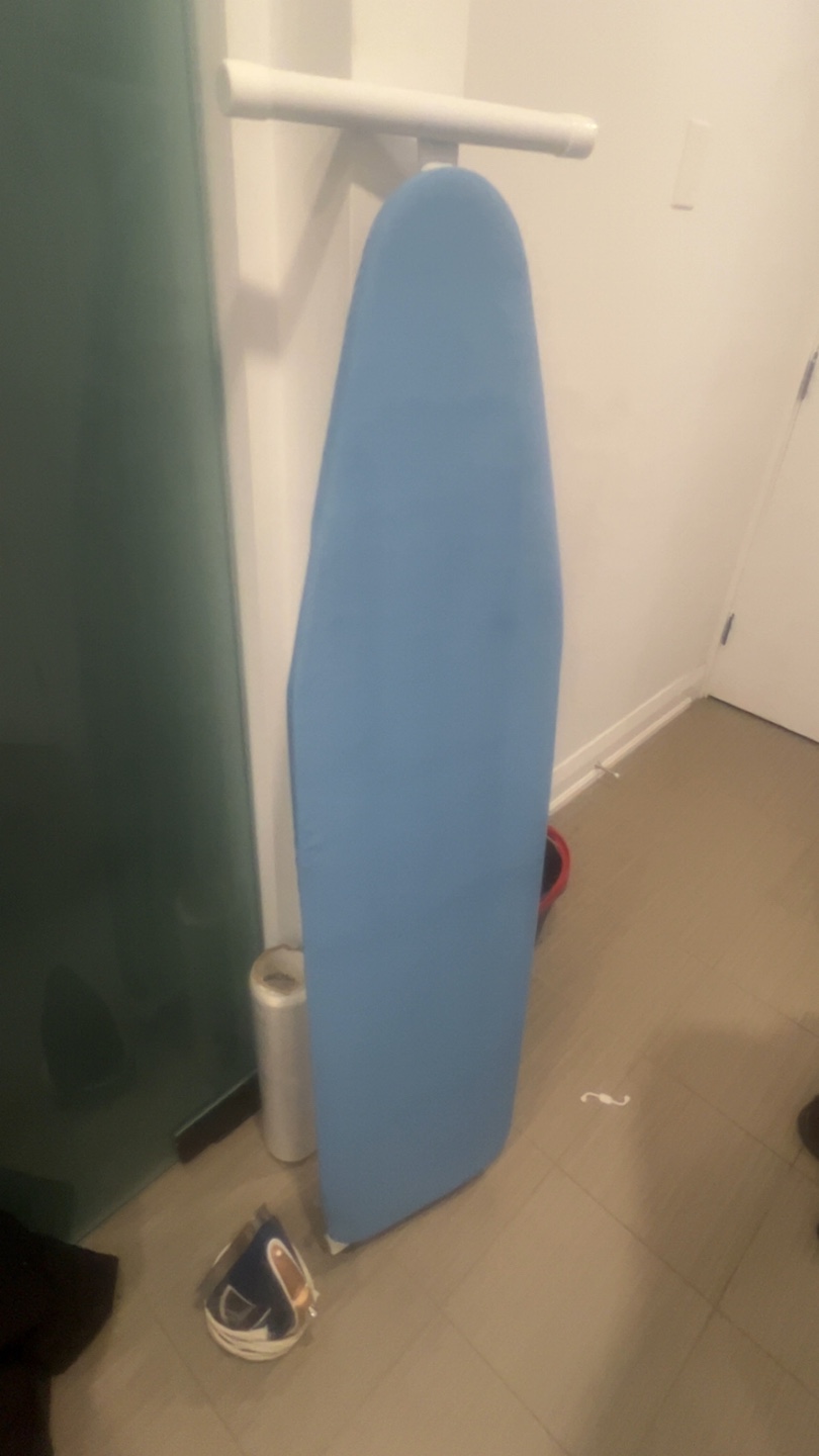 Ironing Board with black decker Iron - photo 2