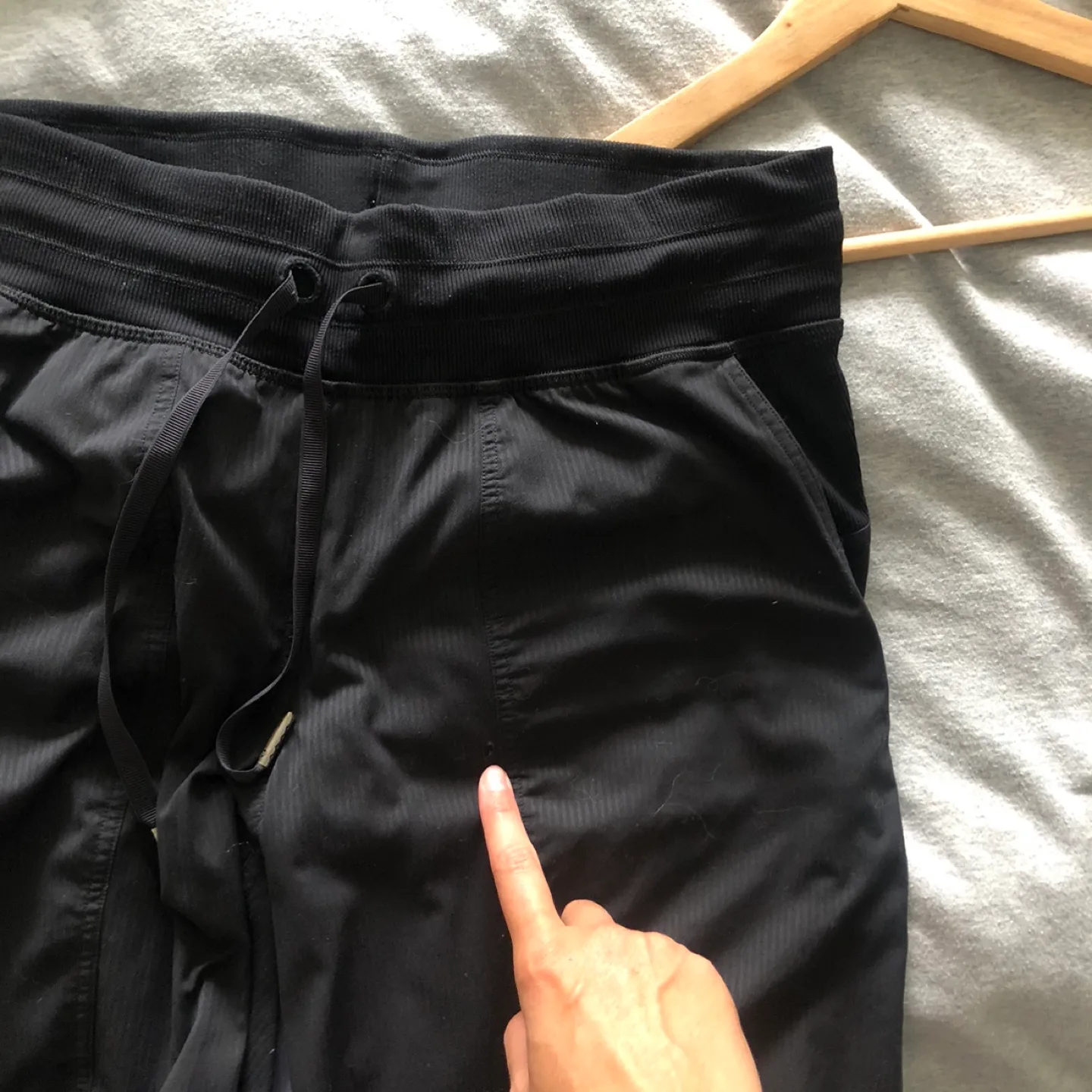 Lululemon Black Drawstring Jogger Pants - Size 8 (Small/Medium) image indicator(7)