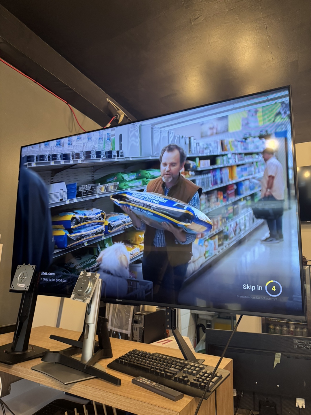 Hisense 654K UHD Smart TV - Excellent Condition! - photo 2