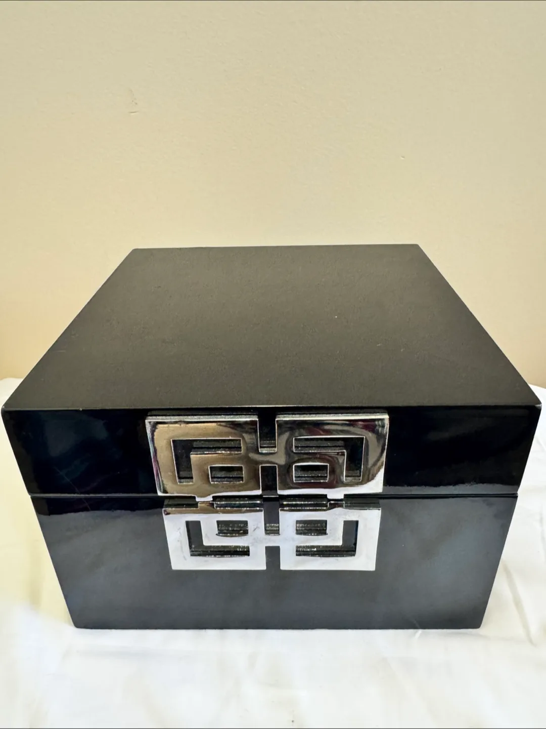 Givenchy Black Box image indicator(2)