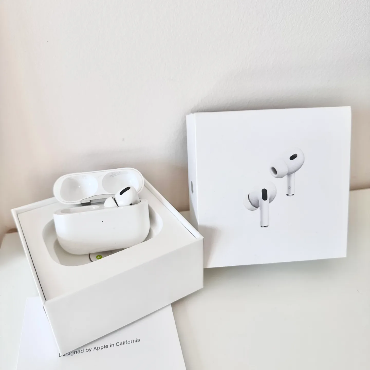 Airpods Pro Gen 1 (Charging Case + Right Ear Bud) thumbnail