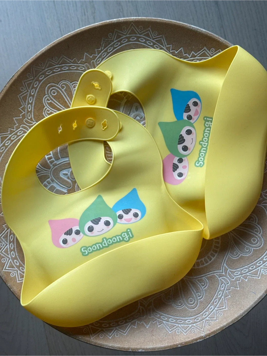 Soondoongi Yellow Silicone Bibs thumbnail