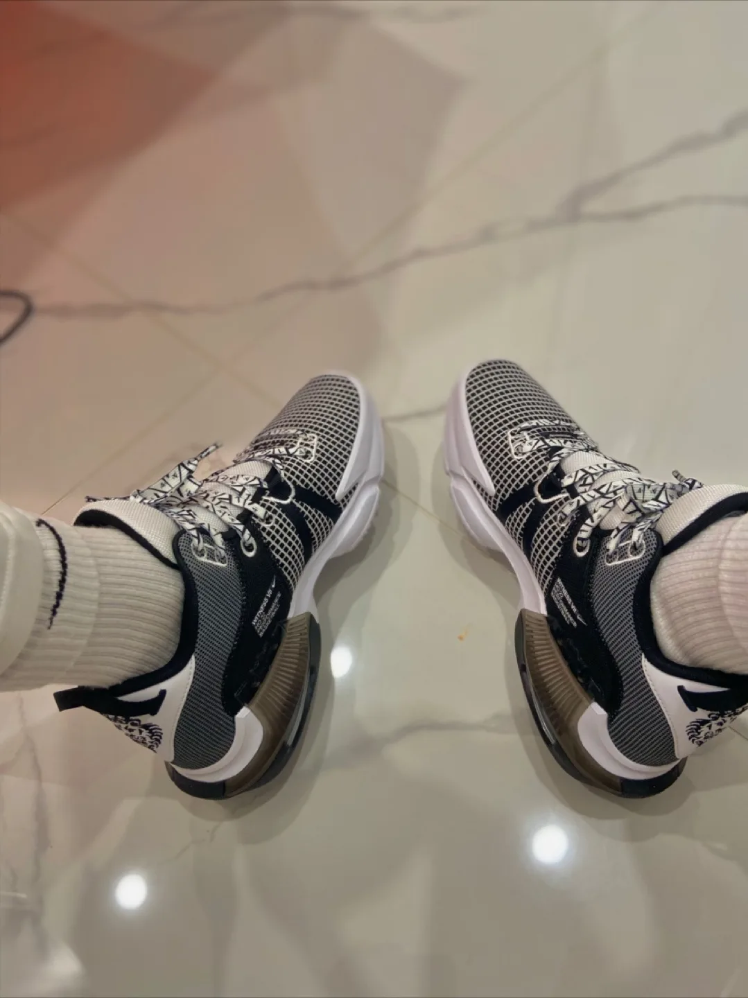 Lebron Witness 7s image indicator(2)