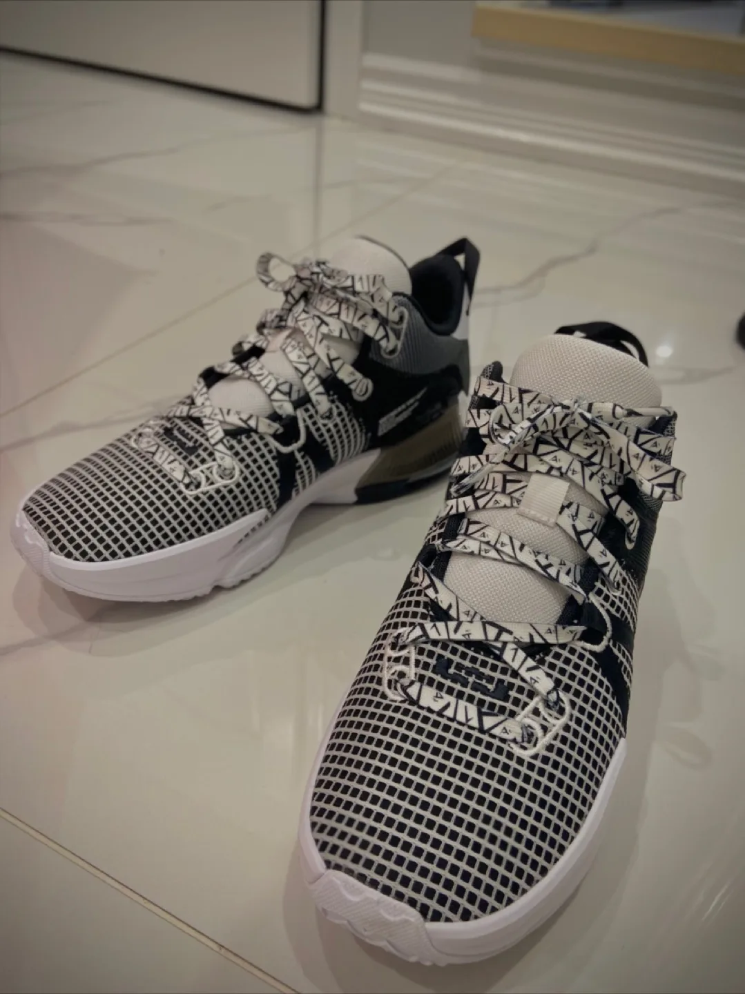 Lebron Witness 7s image indicator(4)