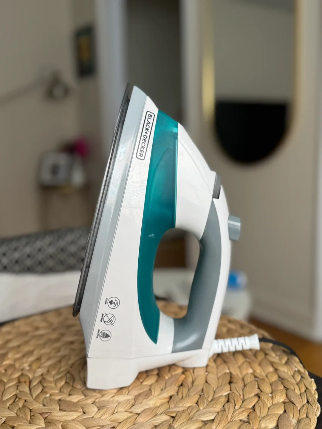 Black+Decker Easy Steam Iron thumbnail
