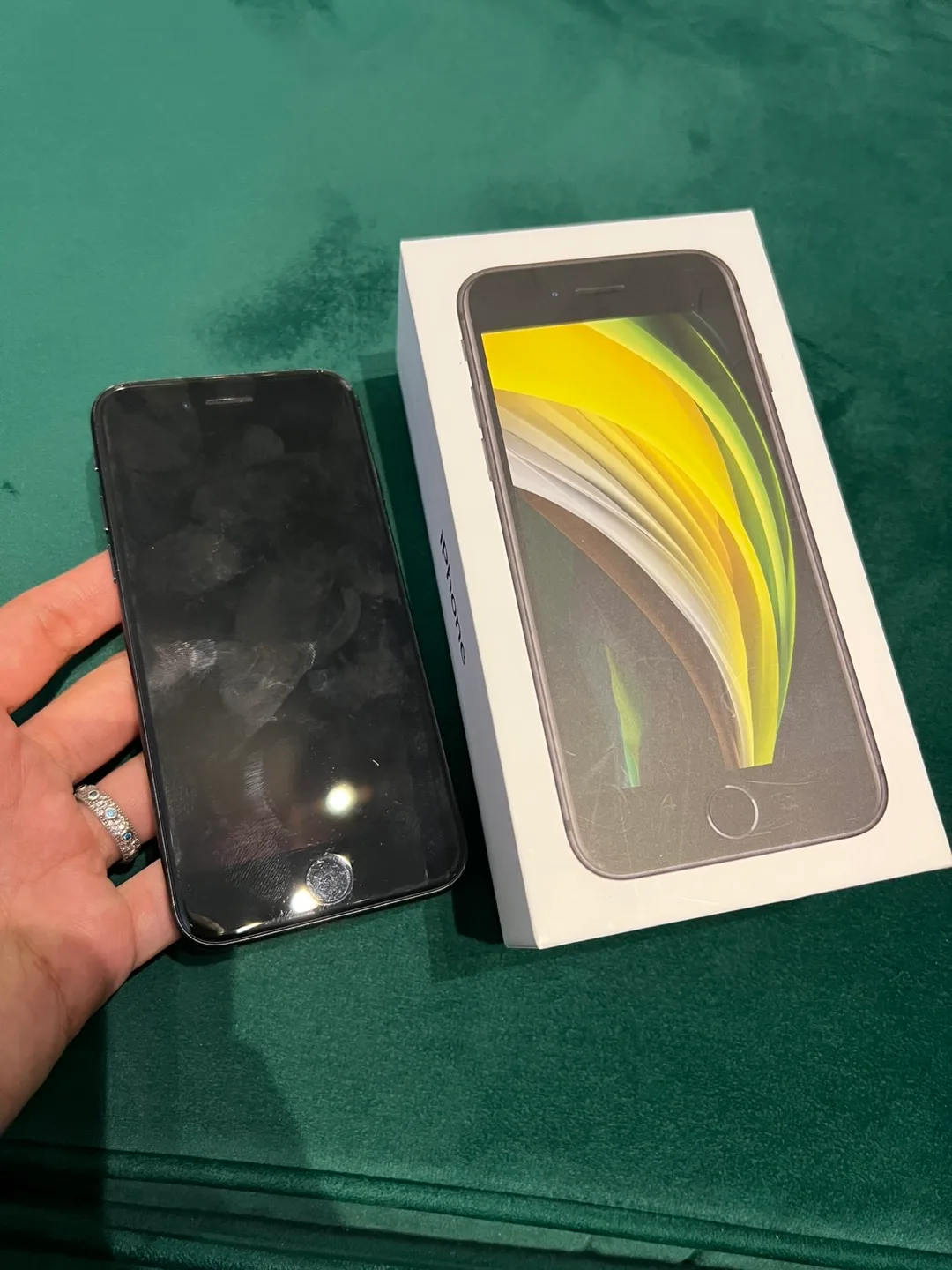 Apple iPhone SE 128GB Black thumbnail