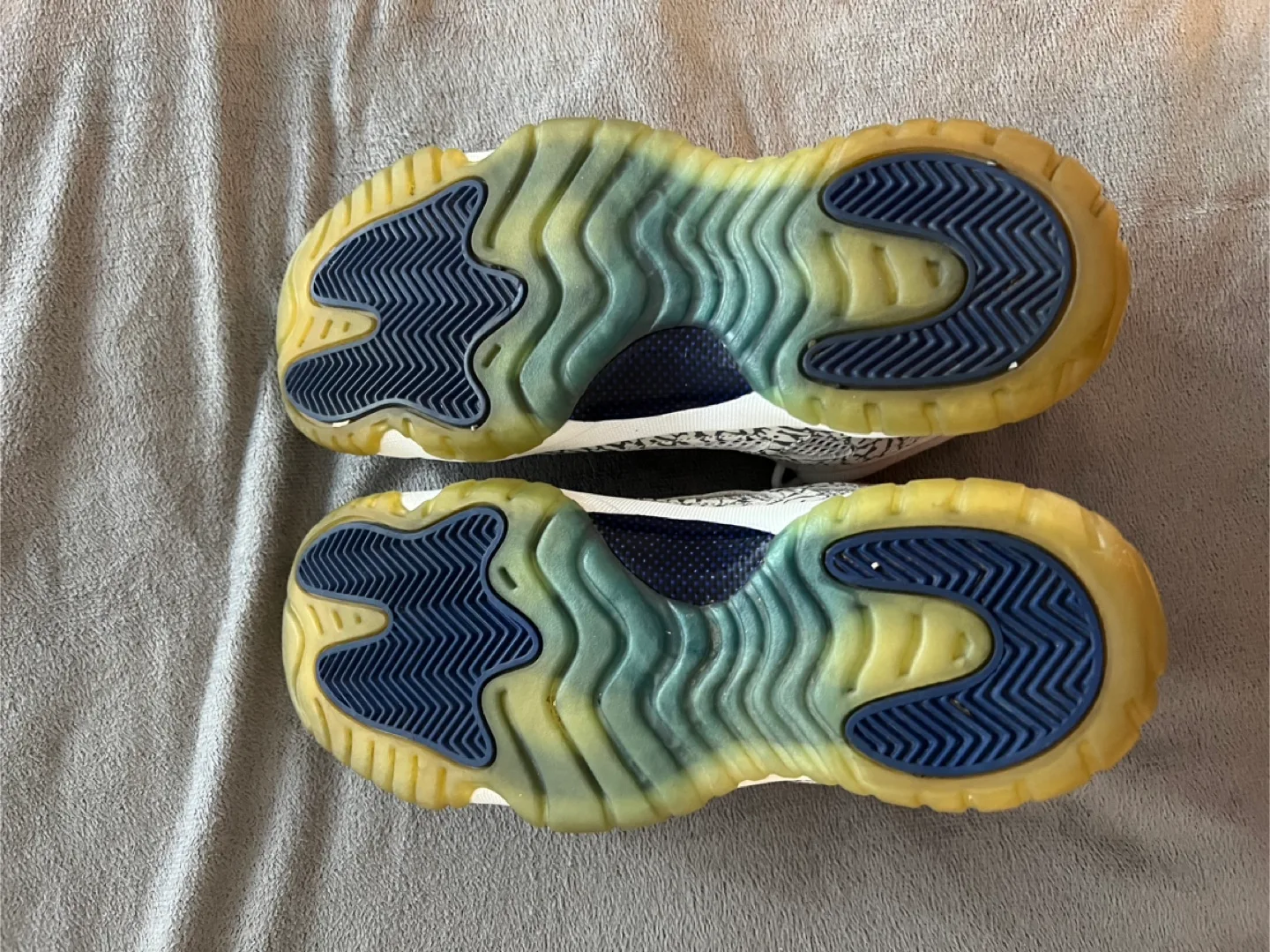 Air Jordan 11 Retro Low White Cement image indicator(5)