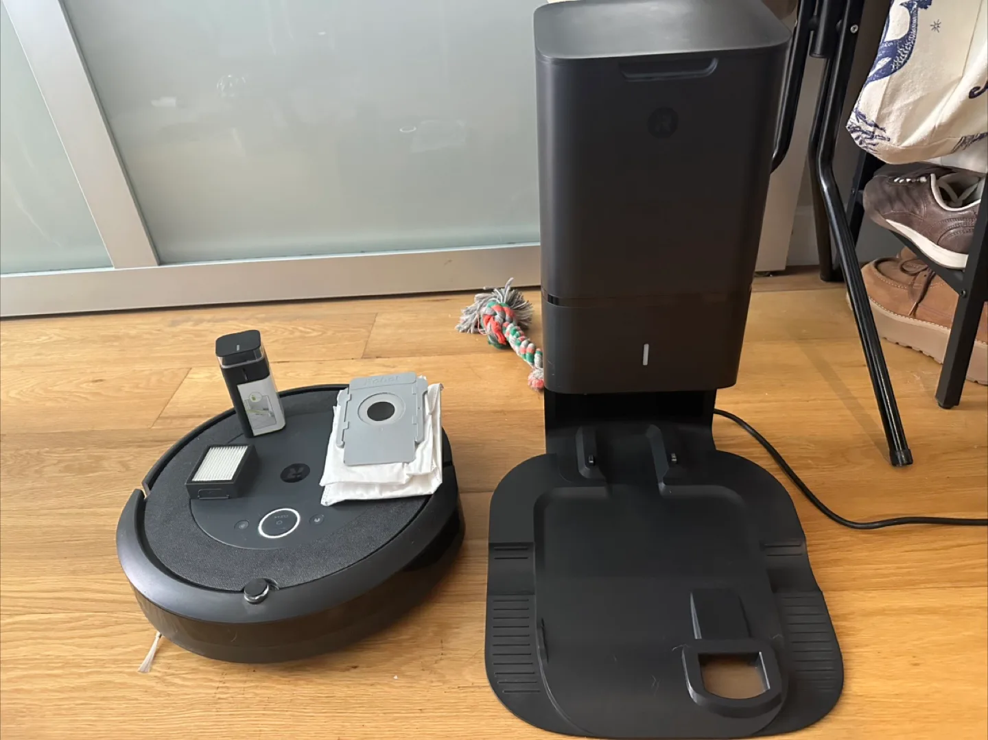 iRobot Roomba i4+ EVO Self Emptying Robot Vacuum image indicator(3)