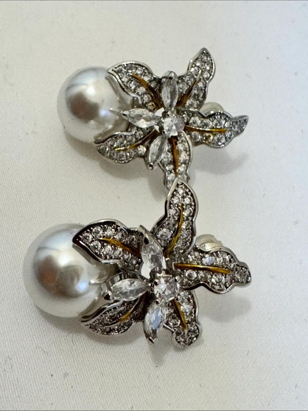 Pearl & Rhinestone Flower Earrings image indicator(3)