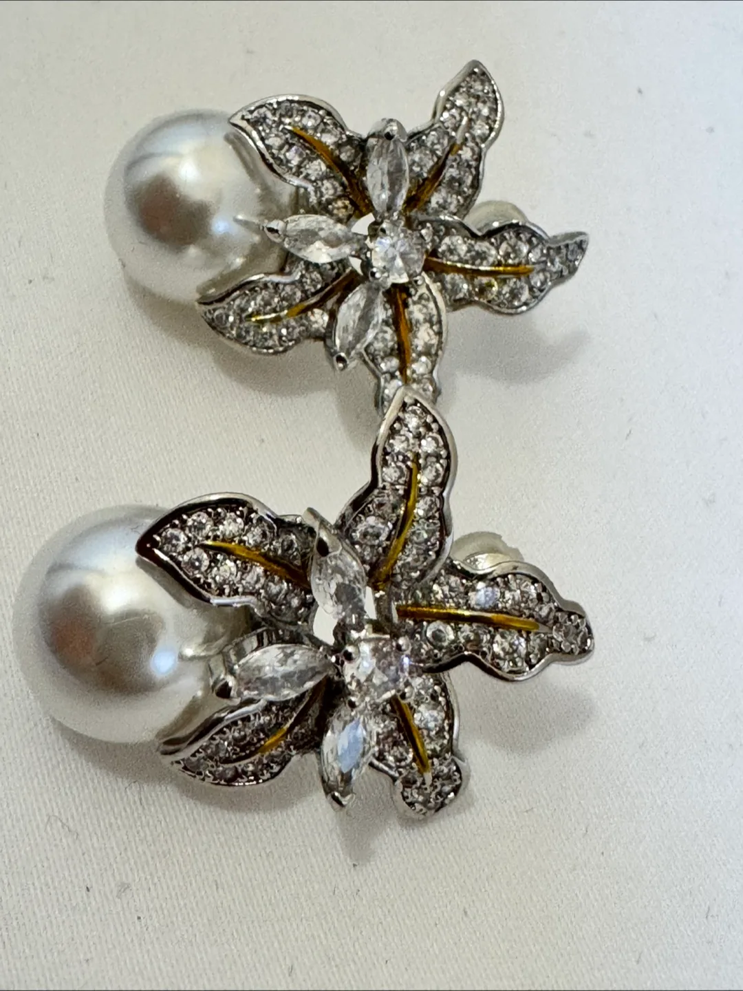 Pearl & Rhinestone Flower Earrings image indicator(5)