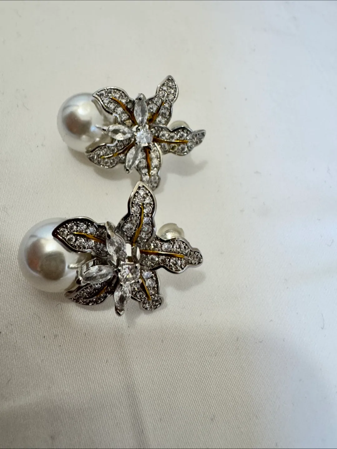 Pearl & Rhinestone Flower Earrings image indicator(6)