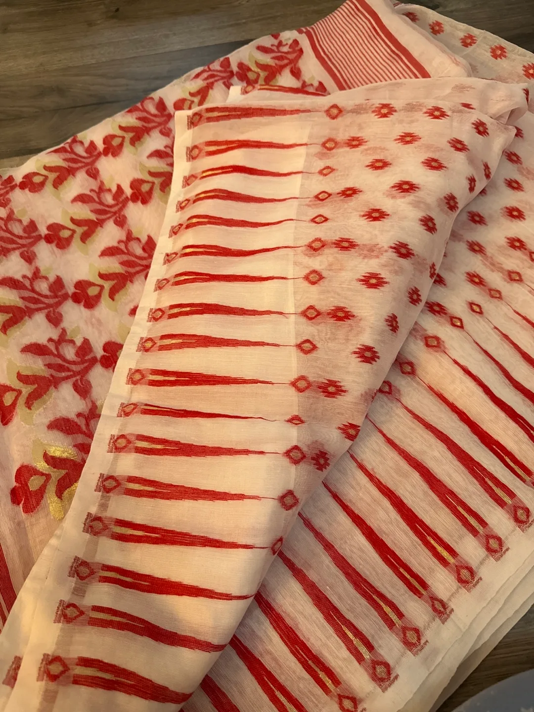 Red & White Saree image indicator(3)