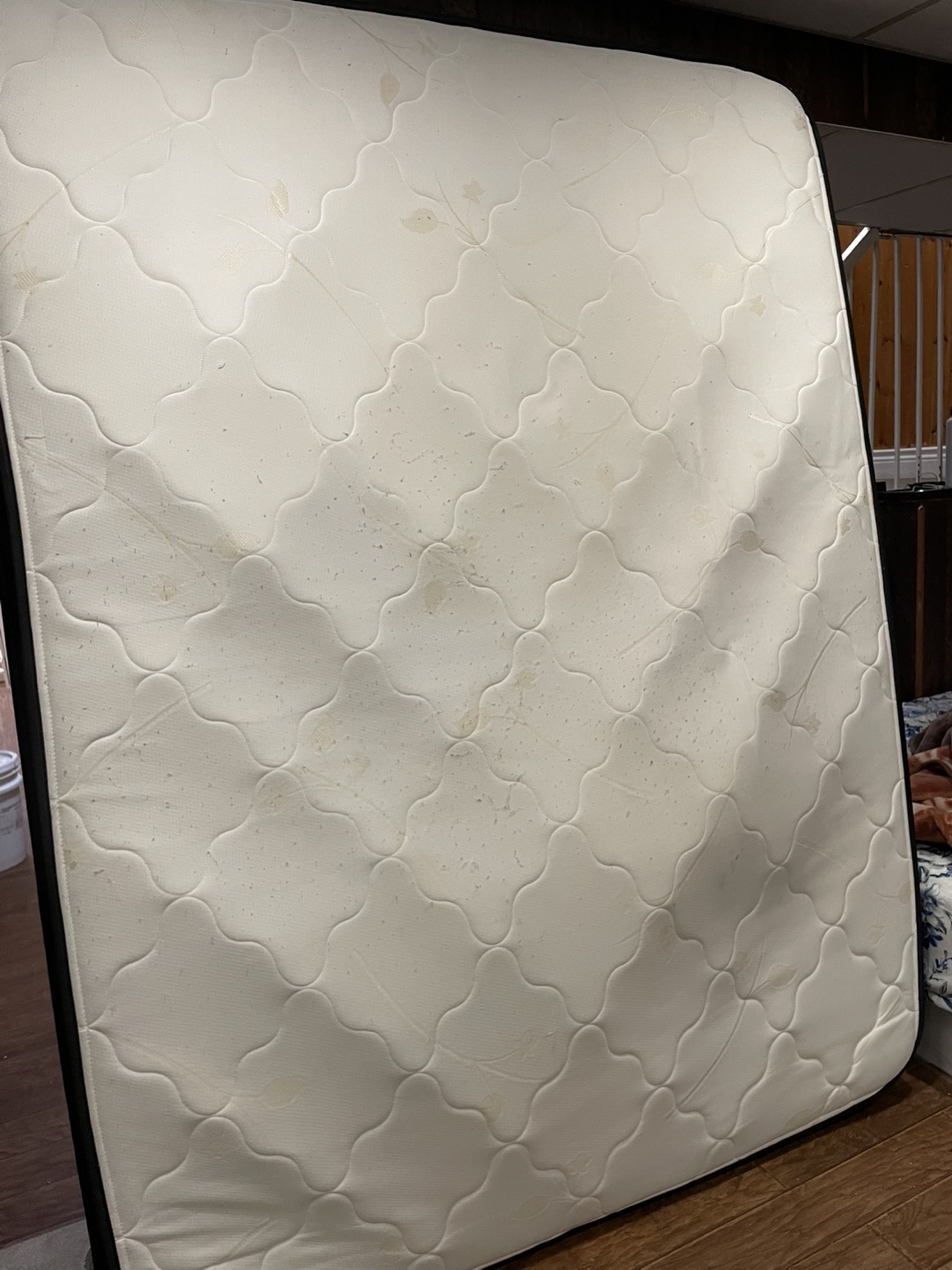 Used Mattress queen - photo 2
