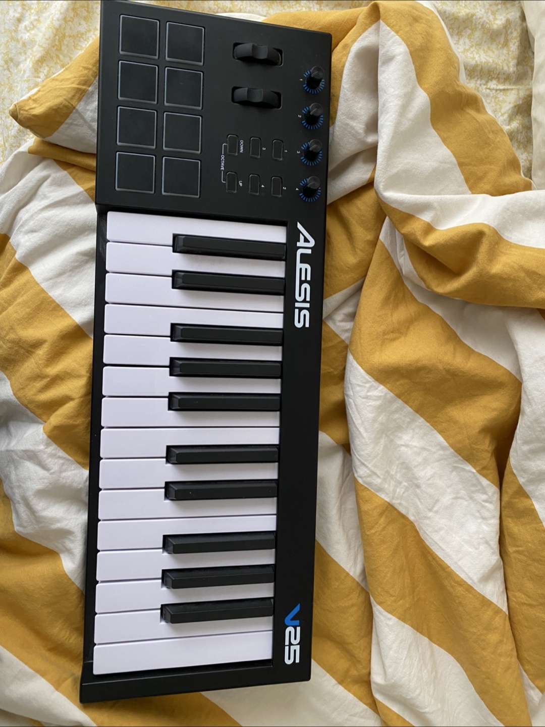 Alesis V25 MIDI Keyboard