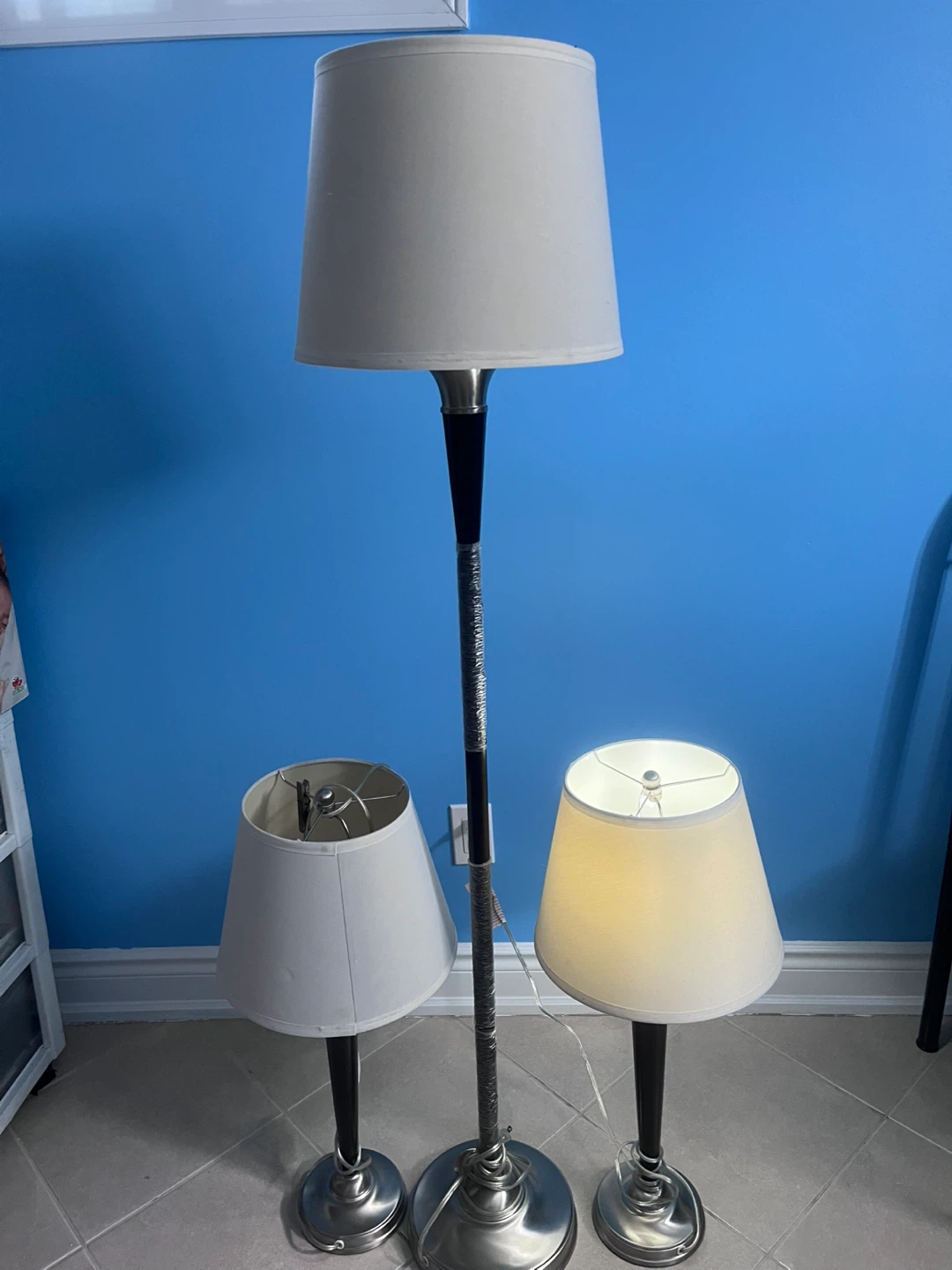 Dining Table with 4 Black Chairs and 3 table lamps - photo 2
