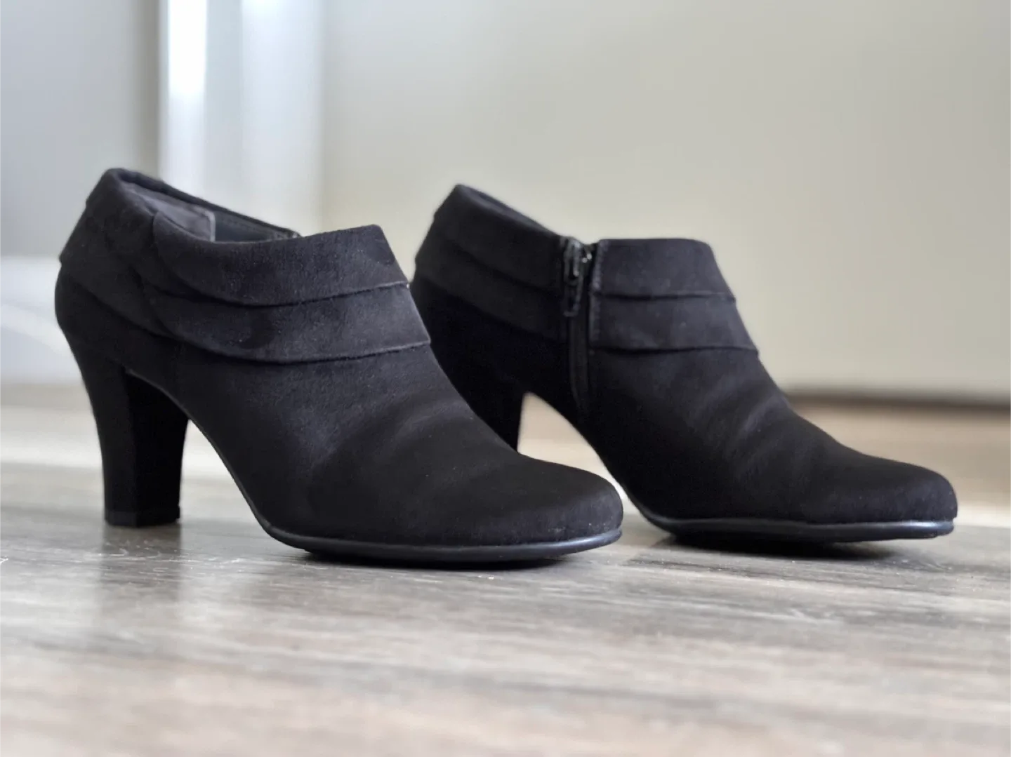 Aerosoles Black Suede Ankle Boots, Size 6 image indicator(2)