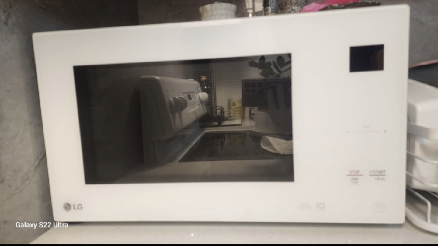 LG White Microwave Oven - photo 2