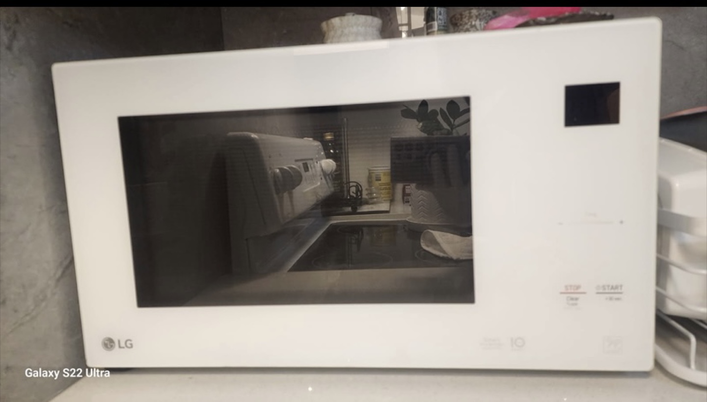 LG White Microwave Oven