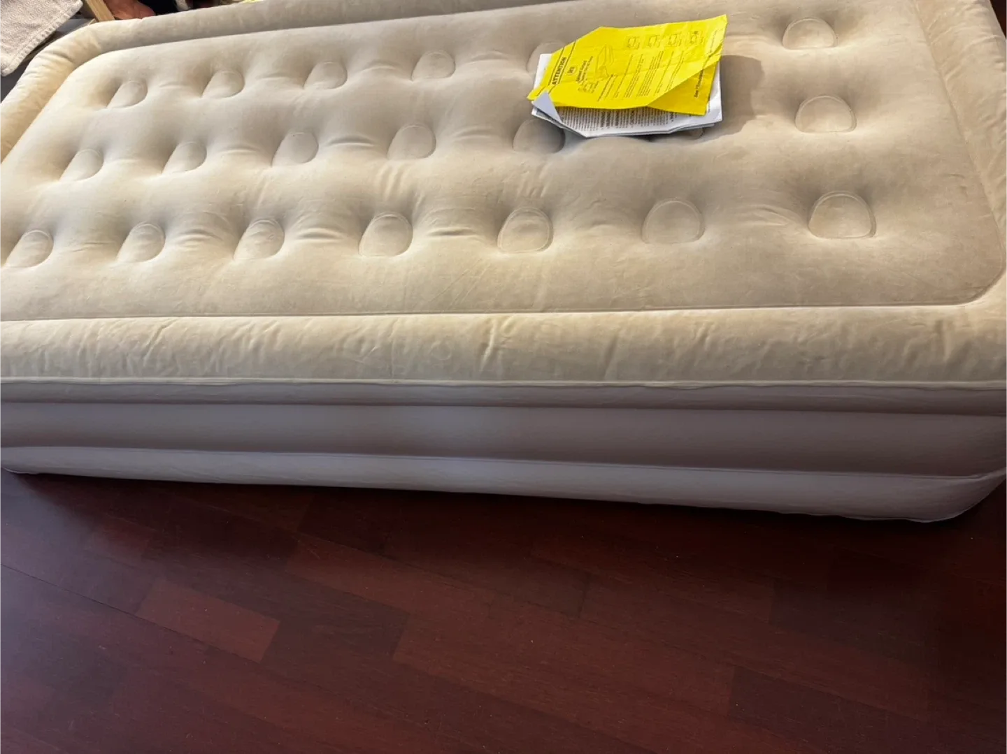 Serta Raised Airbed with Built-in AC Pump image indicator(2)