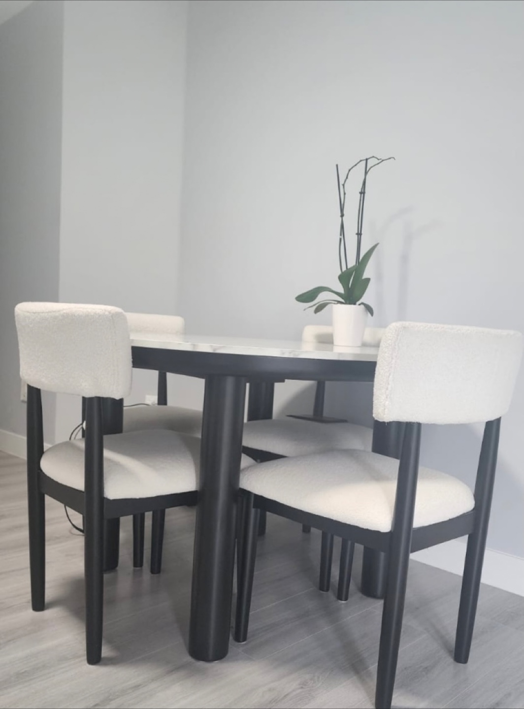 Round Dining Table with 4 Chairs - White & Black