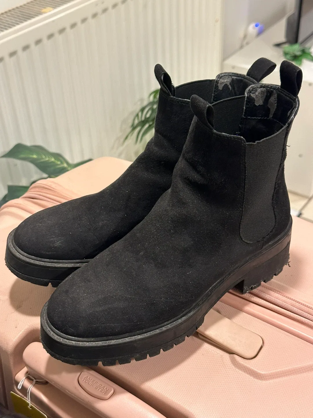 H&M Black Chelsea Boots image indicator(4)